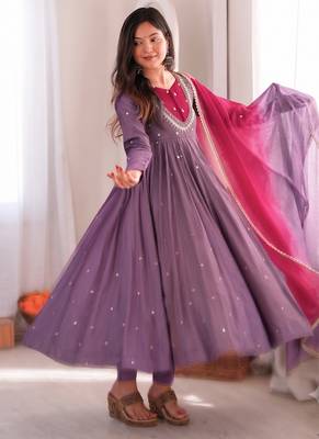 Lavender embroidered anarkali kurta pant set with rani pink dupatta 2
