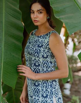Women navy blue & white printed straight kurta 2