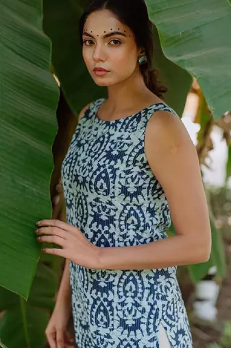 Women navy blue & white printed straight kurta