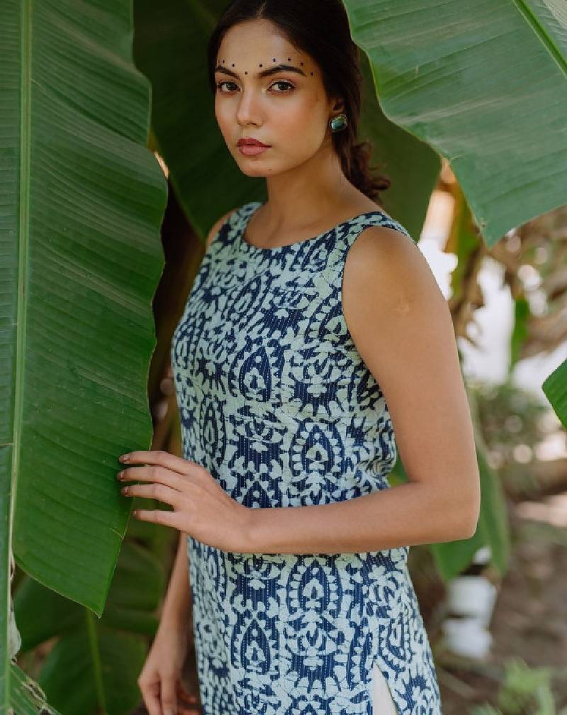 Women navy blue & white printed straight kurta