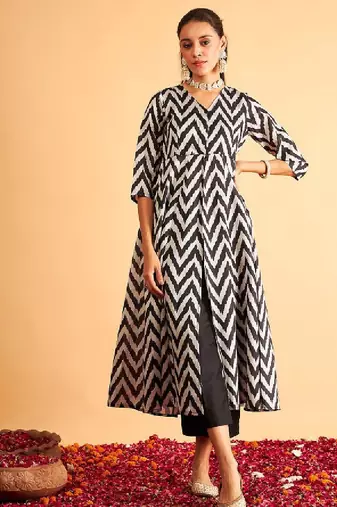 Women black & white chevron printed anarkali kurta