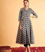 Women black & white chevron printed anarkali kurta