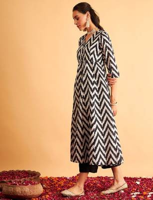 Women black & white chevron printed anarkali kurta 3