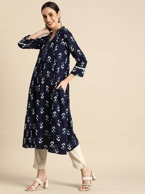 Women navy blue & white ethnic motifs printed indigo kurta 3