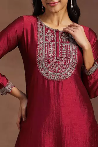 Women maroon yoke design embellished kurta