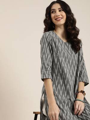 Women grey ikat printed casual kurta 1