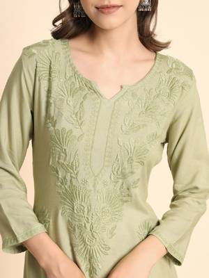 Floral embroidered thread work straight kurta 2