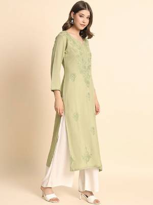 Floral embroidered thread work straight kurta 3