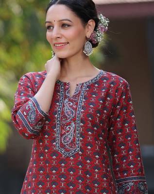 Women floral printed flared sleeves kurta 2
