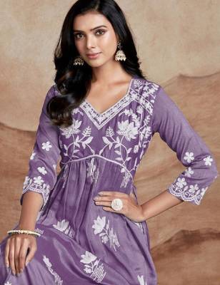 Women chikankari embroidery kurta 1