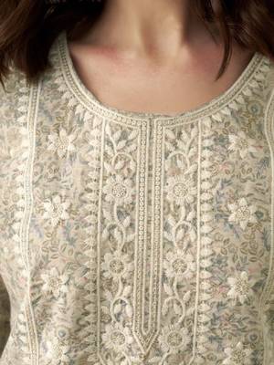 Cream-coloured ethnic motifs embroidered round neck thread work chanderi silk kurta 3