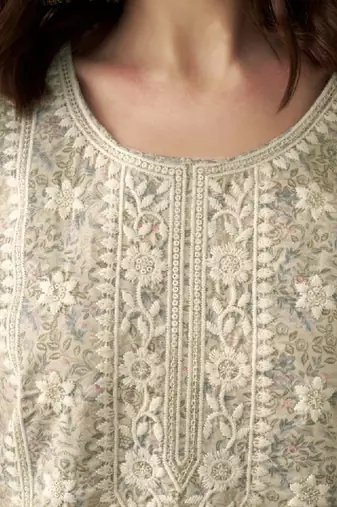 Cream-coloured ethnic motifs embroidered round neck thread work chanderi silk kurta