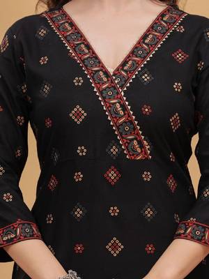 Women printed gotta patti floral kurta 3