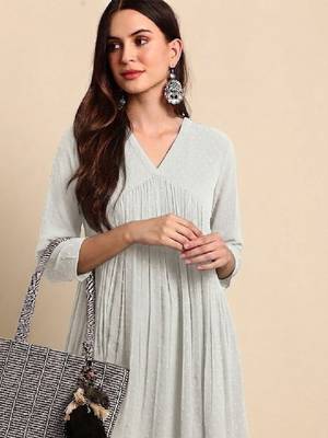 Women off white dobby chiffon self design flared kurta 3