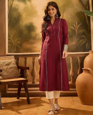 Striped embroidered mandarin collar straight kurta 1