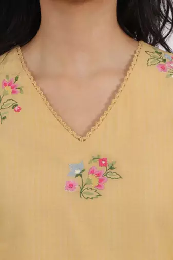 Floral embroidered thread work v-neck straight kurta