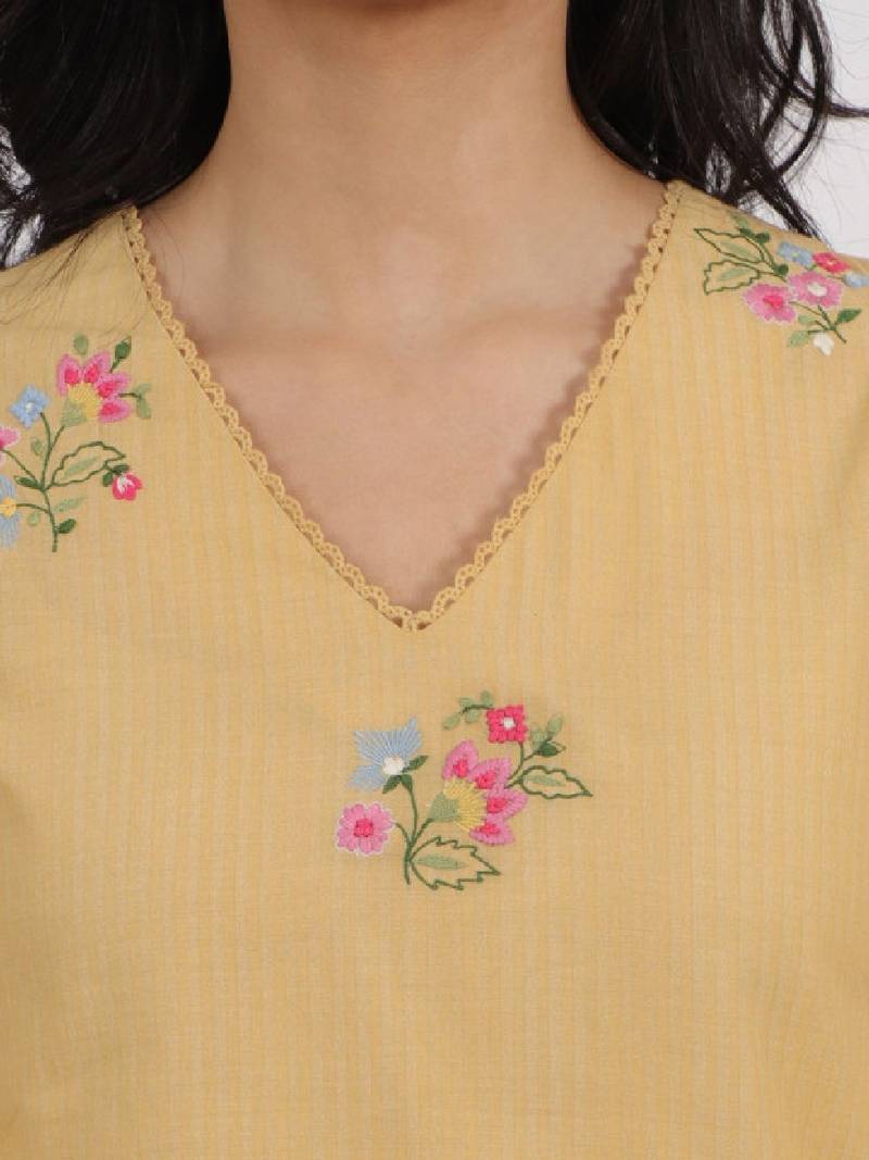 Floral embroidered thread work v-neck straight kurta