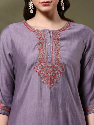 Embroidered thread work round neck straight kurta 3