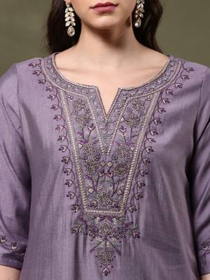 Floral yoke design notch neck thread work straight kurta 3