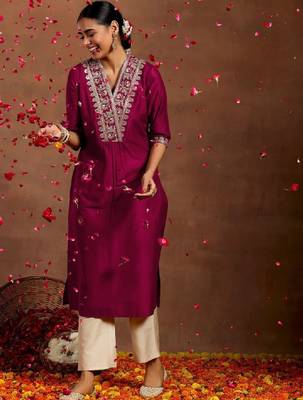 Floral yoke design v-neck sequinned straight kurta 1