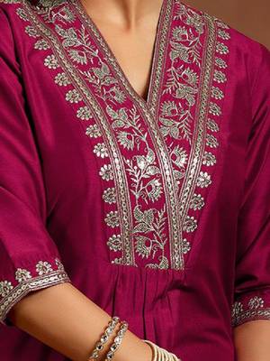 Floral yoke design v-neck sequinned straight kurta 3