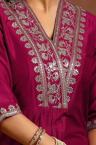Floral yoke design v-neck sequinned straight kurta