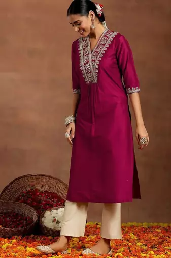 Floral yoke design v-neck sequinned straight kurta