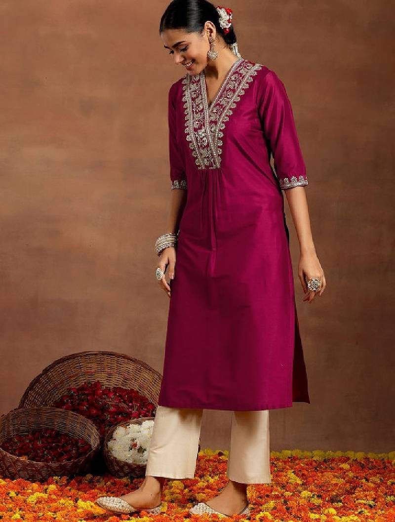 Floral yoke design v-neck sequinned straight kurta