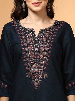 Floral yoke design notch neck straight kurta 3