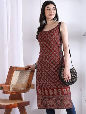 Womens floral print straight fit maroon cotton kurta with printed bottom border 1
