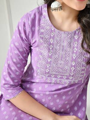 Women ethnic motifs embroidered round neck straight kurta 3