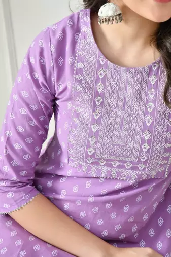 Women ethnic motifs embroidered round neck straight kurta