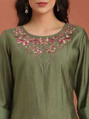 Floral yoke design round neck straight kurta 3