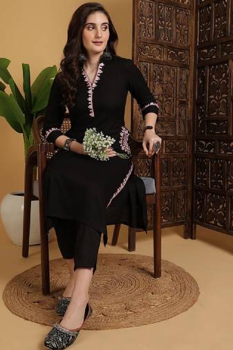Embroidered calf length v-neck three-quarter sleeve straight kurta