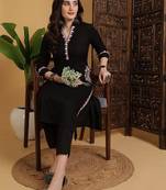 Embroidered calf length v-neck three-quarter sleeve straight kurta