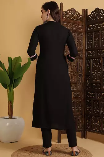 Embroidered calf length v-neck three-quarter sleeve straight kurta