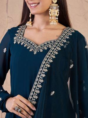 Women ethnic motifs embroidered sweetheart neck kurta with dupatta 2