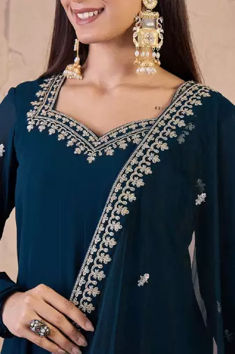 Women ethnic motifs embroidered sweetheart neck kurta with dupatta