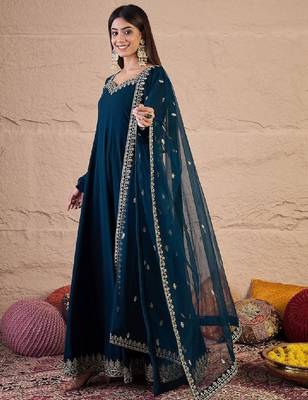 Women ethnic motifs embroidered sweetheart neck kurta with dupatta 3