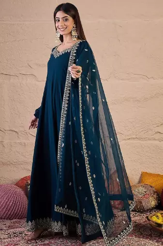 Women ethnic motifs embroidered sweetheart neck kurta with dupatta