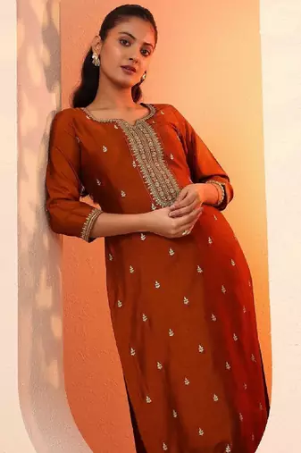 Ethnic motifs embroidered sweetheart neck straight kurta