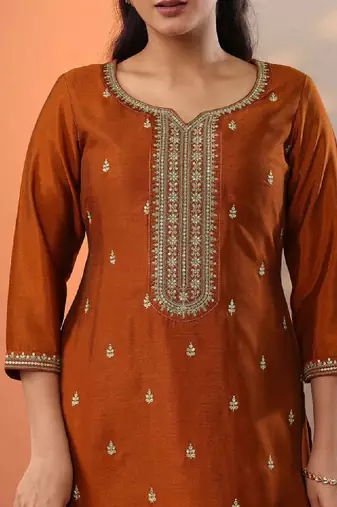 Ethnic motifs embroidered sweetheart neck straight kurta
