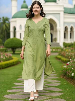 Women floral embroidered chikankari kurta 1