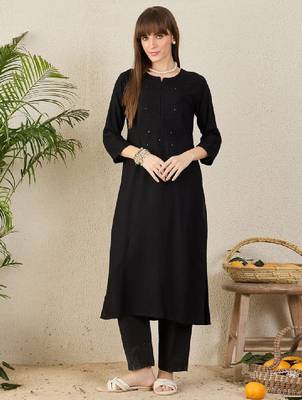Floral embroidered thread work round neck straight kurta 1