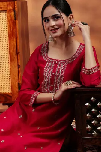 Women floral embroidered round neck zari silk kurta