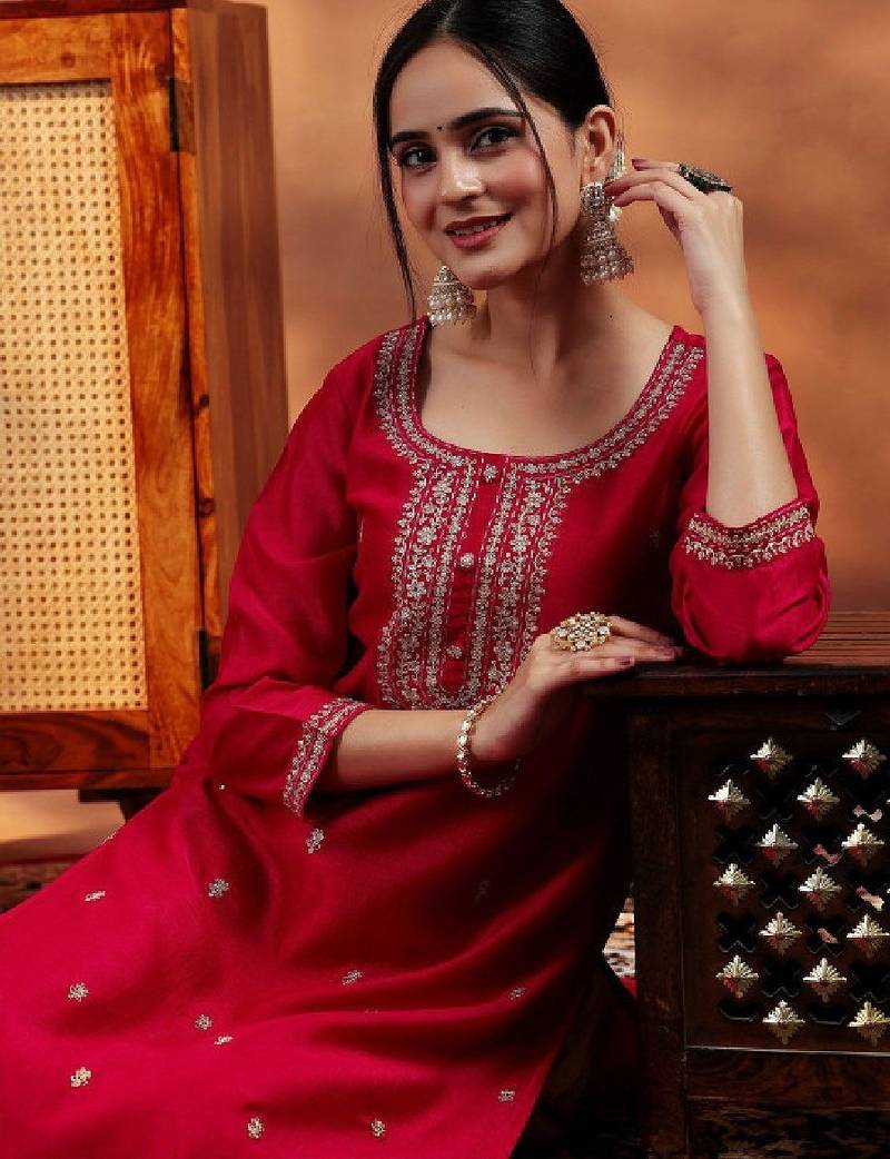 Women floral embroidered round neck zari silk kurta