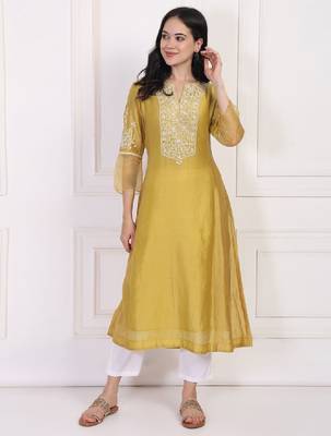 Embroidered notch neck thread work cotton a-line kurta 1