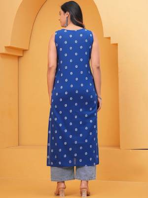 Women geometric printed thread work kurta 1