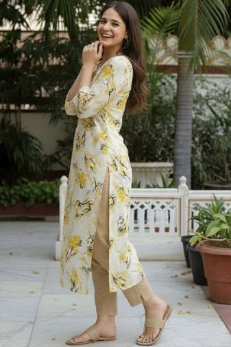 Women floral embroidered thread work kurta