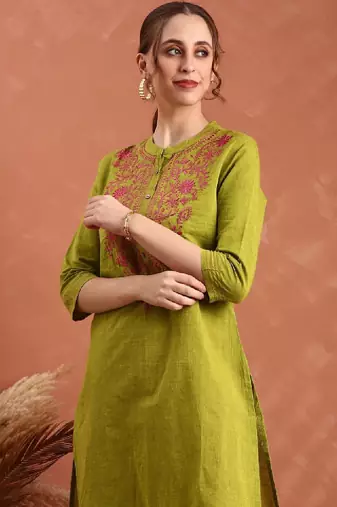 Women floral embroidered kurta